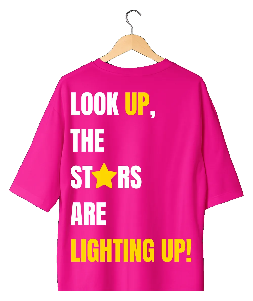 Maglietta fucsia, vista retro, con la frase Look up, the stars are lighting up